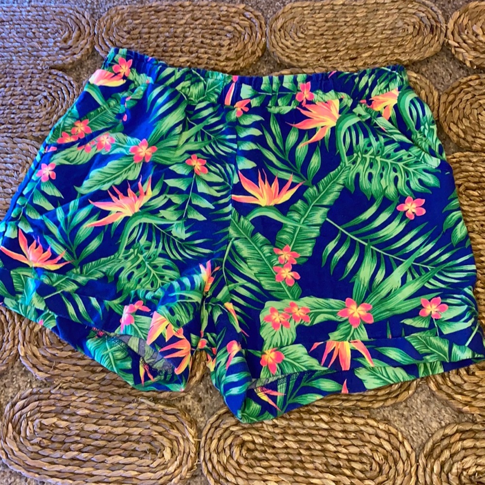 Leaves, flowers, shorts, size small